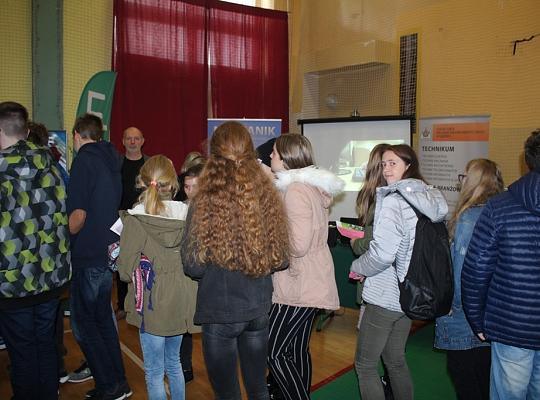 Targi Edukacyjne w kamerze i aparacie fotograficznym.