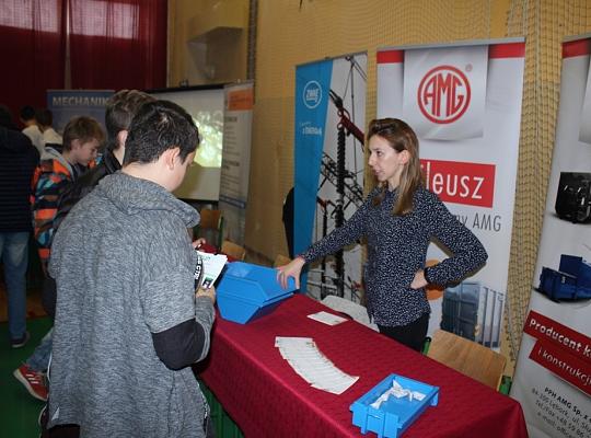 Targi Edukacyjne w kamerze i aparacie fotograficznym.