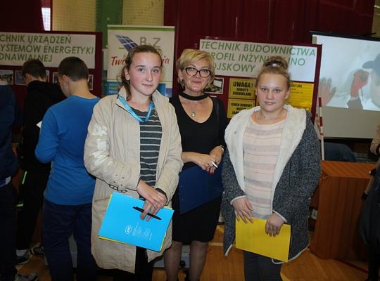 Targi Edukacyjne w kamerze i aparacie fotograficznym.