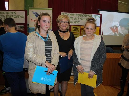 Targi Edukacyjne w kamerze i aparacie fotograficznym.