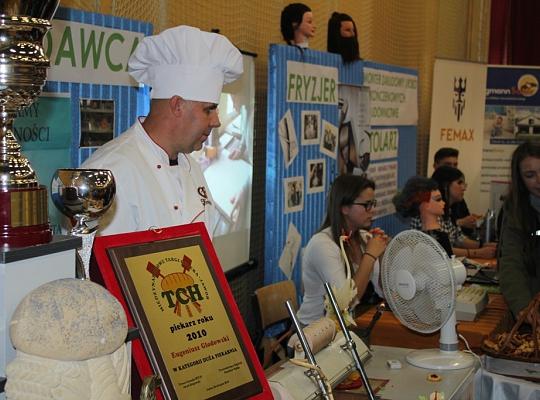 Targi Edukacyjne w kamerze i aparacie fotograficznym.