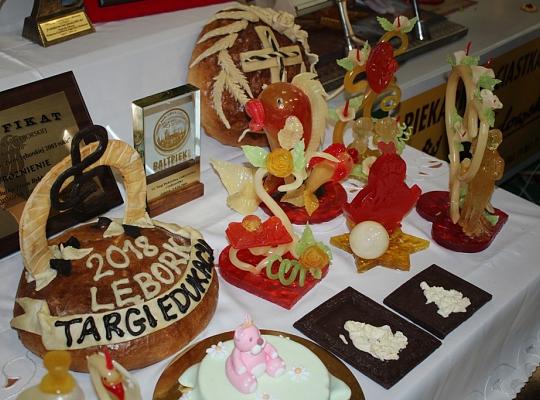 Targi Edukacyjne w kamerze i aparacie fotograficznym.