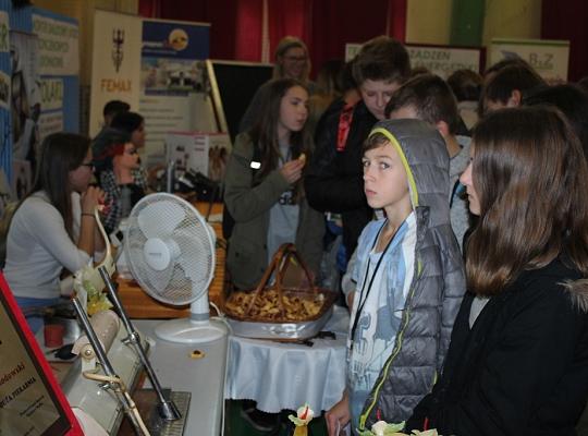 Targi Edukacyjne w kamerze i aparacie fotograficznym.