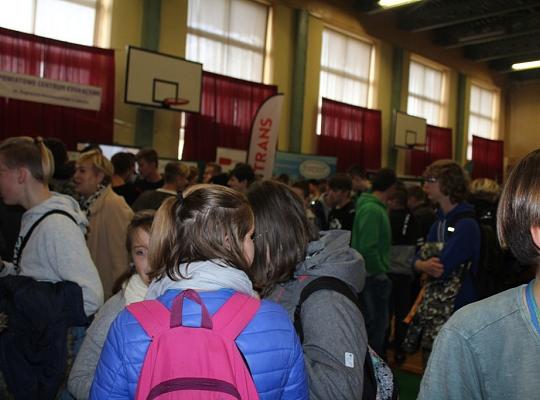 Targi Edukacyjne w kamerze i aparacie fotograficznym.