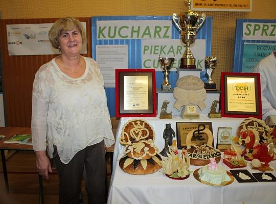 Targi Edukacyjne w kamerze i aparacie fotograficznym.