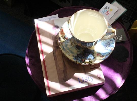 Padające promienie światła na zbiór osobistych listów. Sens słów!