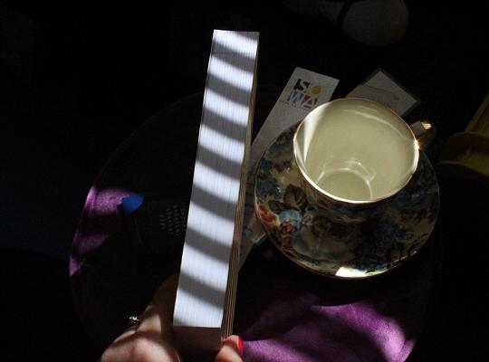 Padające promienie światła na zbiór osobistych listów. Sens słów!