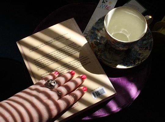 Padające promienie światła na zbiór osobistych listów. Sens słów!