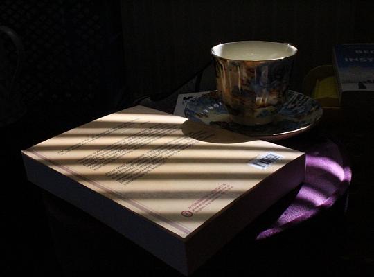 Padające promienie światła na zbiór osobistych listów. Sens słów!