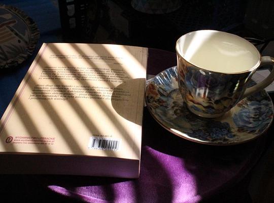 Padające promienie światła na zbiór osobistych listów. Sens słów!