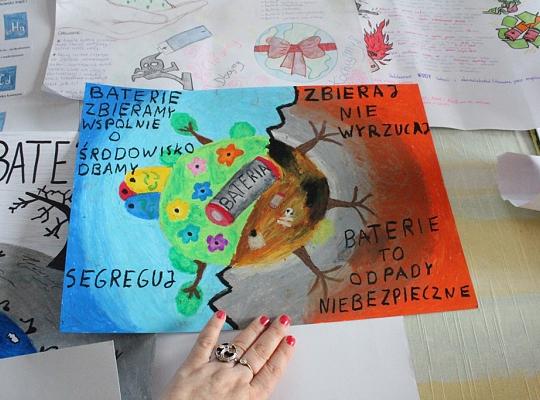 Czy wiesz, że jedna mała bateria może stworzyć zagrożenie?