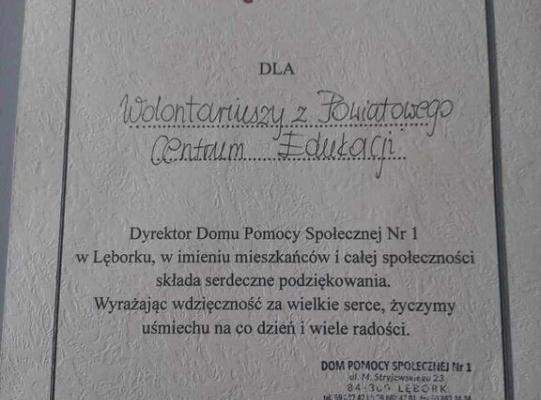 Wolontariusze z PCE z życzeniami dla seniorów