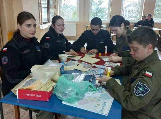 Wolontariusze z PCE z życzeniami dla seniorów