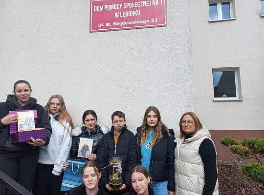 Wolontariusze z PCE z życzeniami dla seniorów