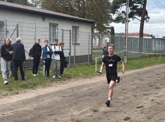 Reprezentacja chłopców Mistrzami Powiatu w sztafetowych biegach przełajowych
