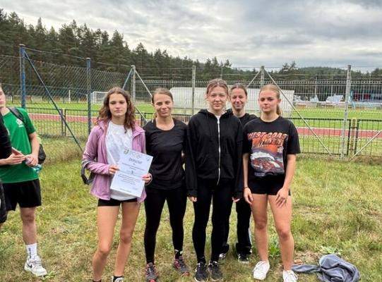 Reprezentacja chłopców Mistrzami Powiatu w sztafetowych biegach przełajowych