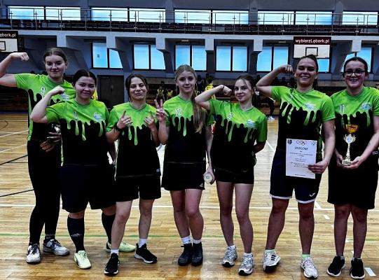 DZIEWCZĘTA Z PCE NAJLEPSZE! MISTRZYNIE POWIATU W FUTSALU DZIEWCZĄT!