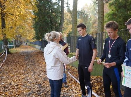 Uczniowie Powiatowego Centrum Edukacyjnego ZSP w Lęborku , II liceum Ogólnokształcącego oraz Zespołu Szkół Gospodarki Żywienia Ii Agrobiznesu zwycięzcami Indywidualnych Biegów Przełajowych